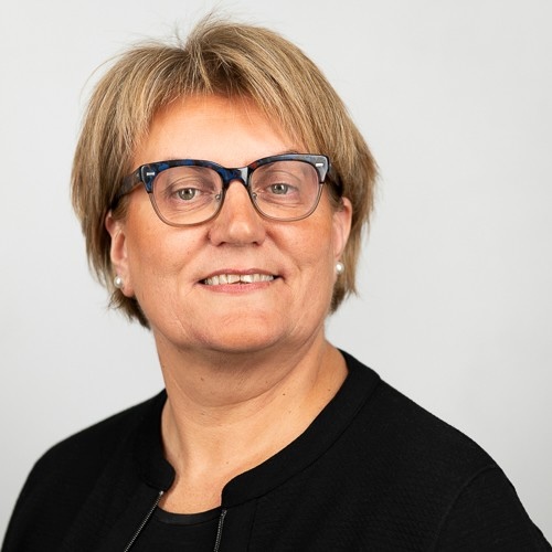 Smilende kvinne med briller