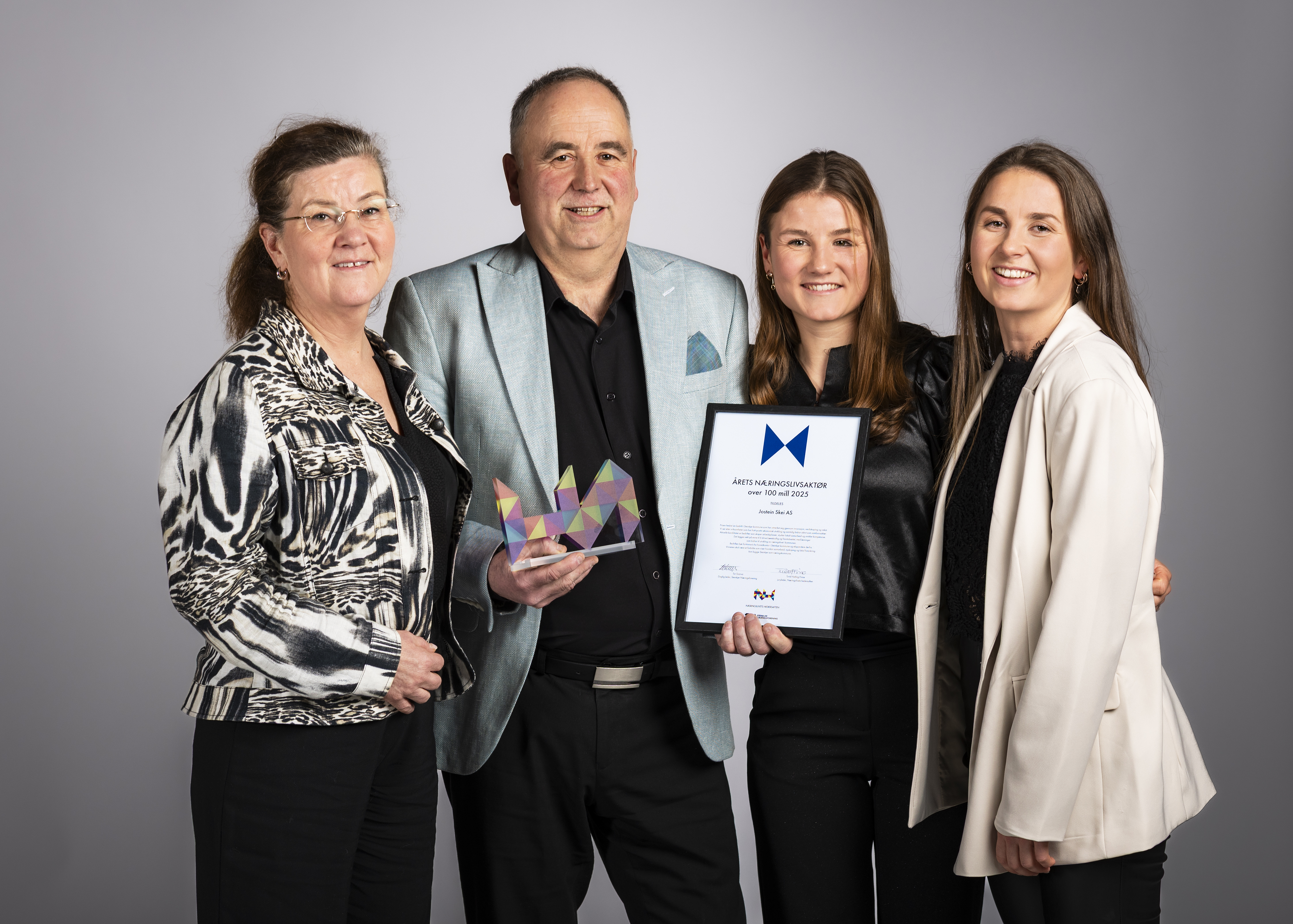 Jostein Skei AS vant prisen for årets næringslivsaktør med omsetning over 100 mill. Foto: Fotograf Emma A. Johansen Bilde av årets prisvinner.