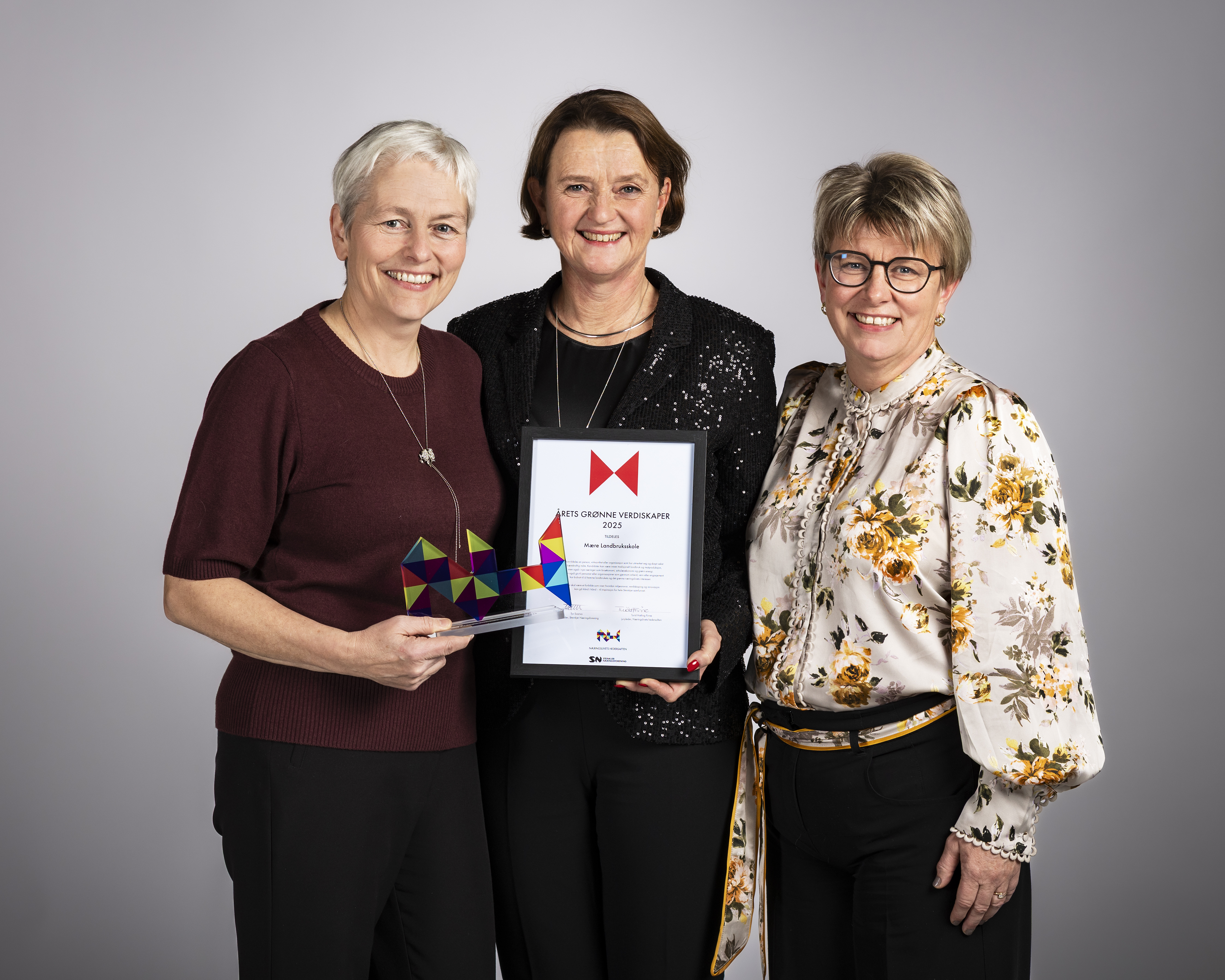 Mære Landbruksskole ble vinner av årets grønne verdiskaper. Her sammen med prisutdeler Marit Haugen (til venstre). Foto: Fotograf Emma A. Johansen Bilde av årets prisvinner