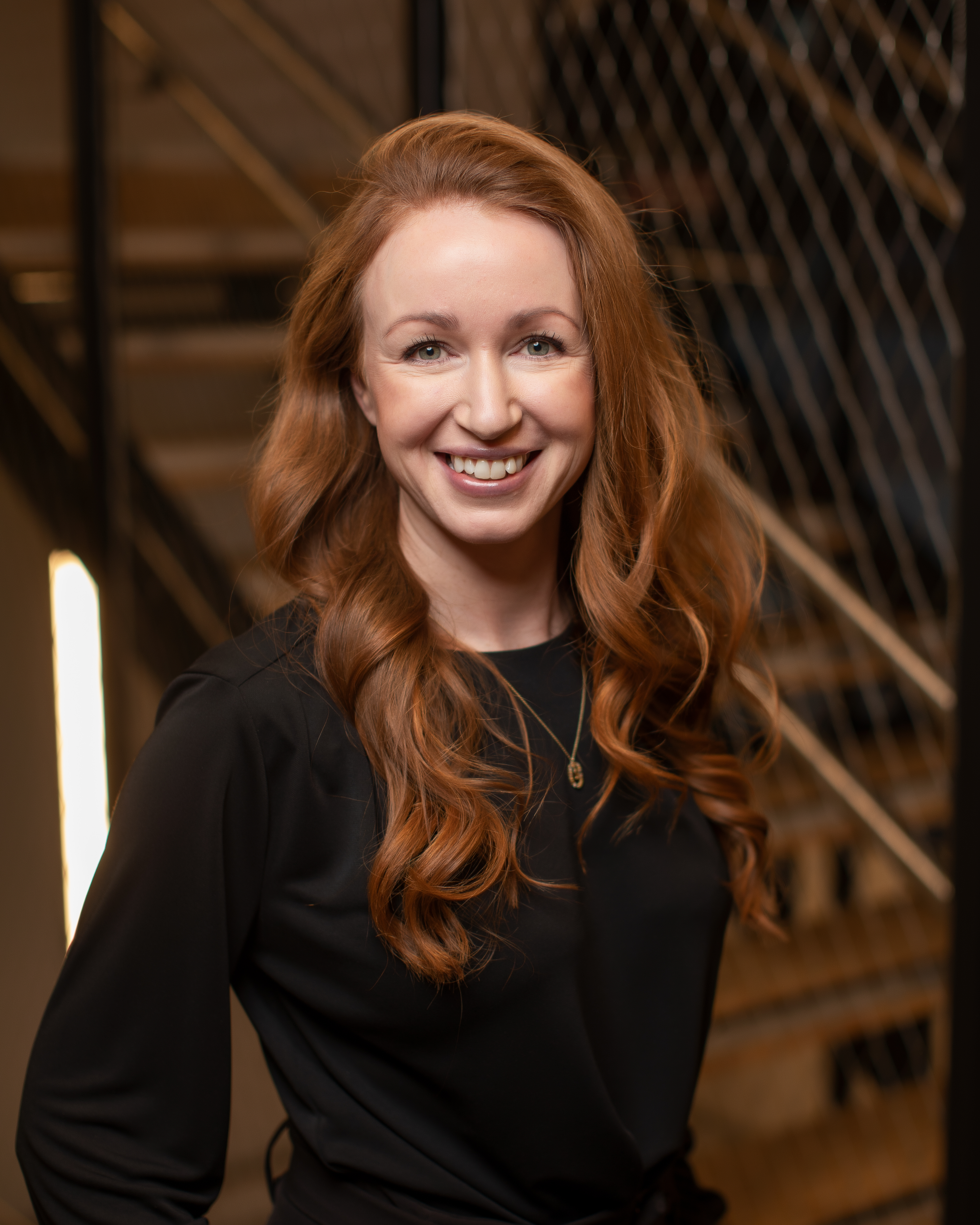 Smilende dame med langt hår